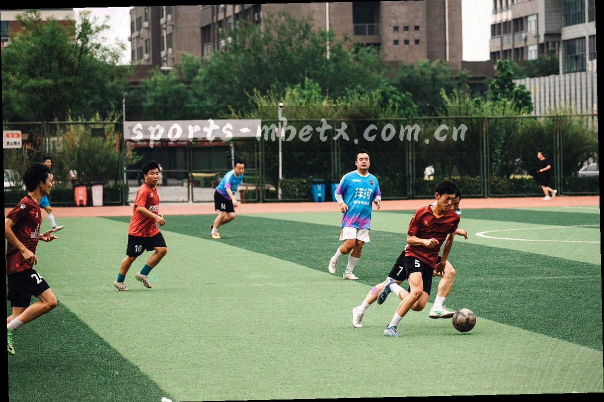 暖橙色调的赛程表与转会流向箭头抽象图